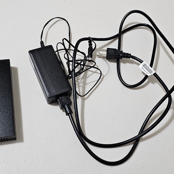 NETGEAR GS305P Black Wired Router - Picture 3 of 3